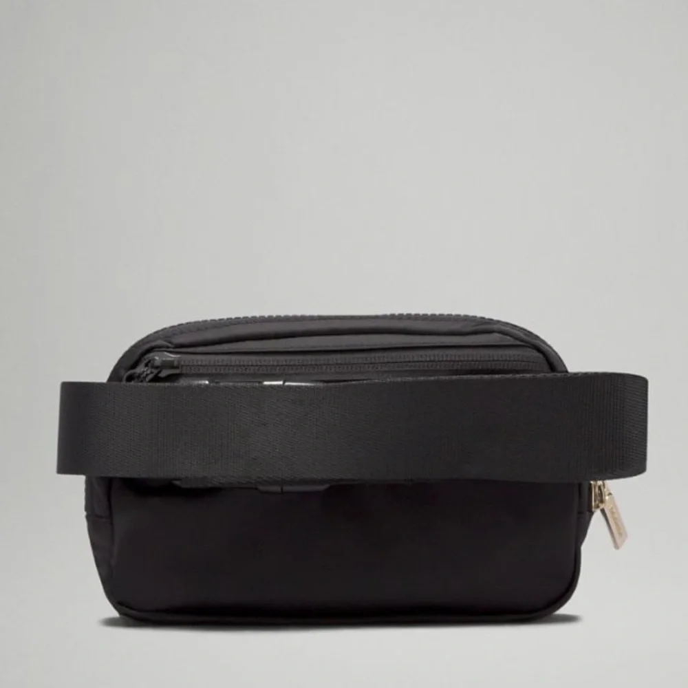 NWT NEW Rare Lululemon Everywhere Belt Bag  Black/Gold w/proof of purchase! - Picture 4 of 11